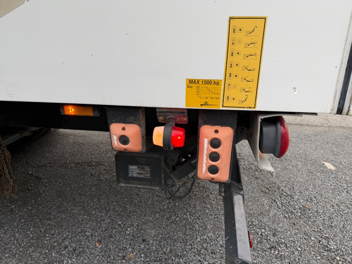 2009 Volvo FL240 4x2 skapbil med sideåpning – EU-godkjent til 31/5-2027 – 2 sett hjul