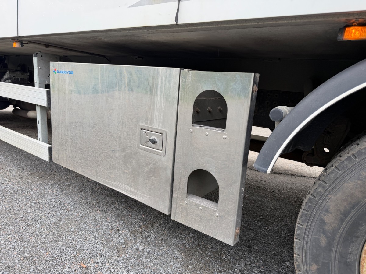 2009 Volvo FL240 4x2 skapbil med sideåpning – EU-godkjent til 31/5-2027 – 2 sett hjul