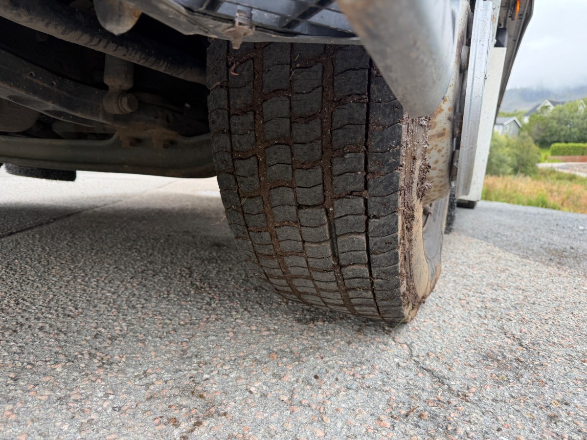 2009 Volvo FL240 4x2 skapbil med sideåpning – EU-godkjent til 31/5-2027 – 2 sett hjul