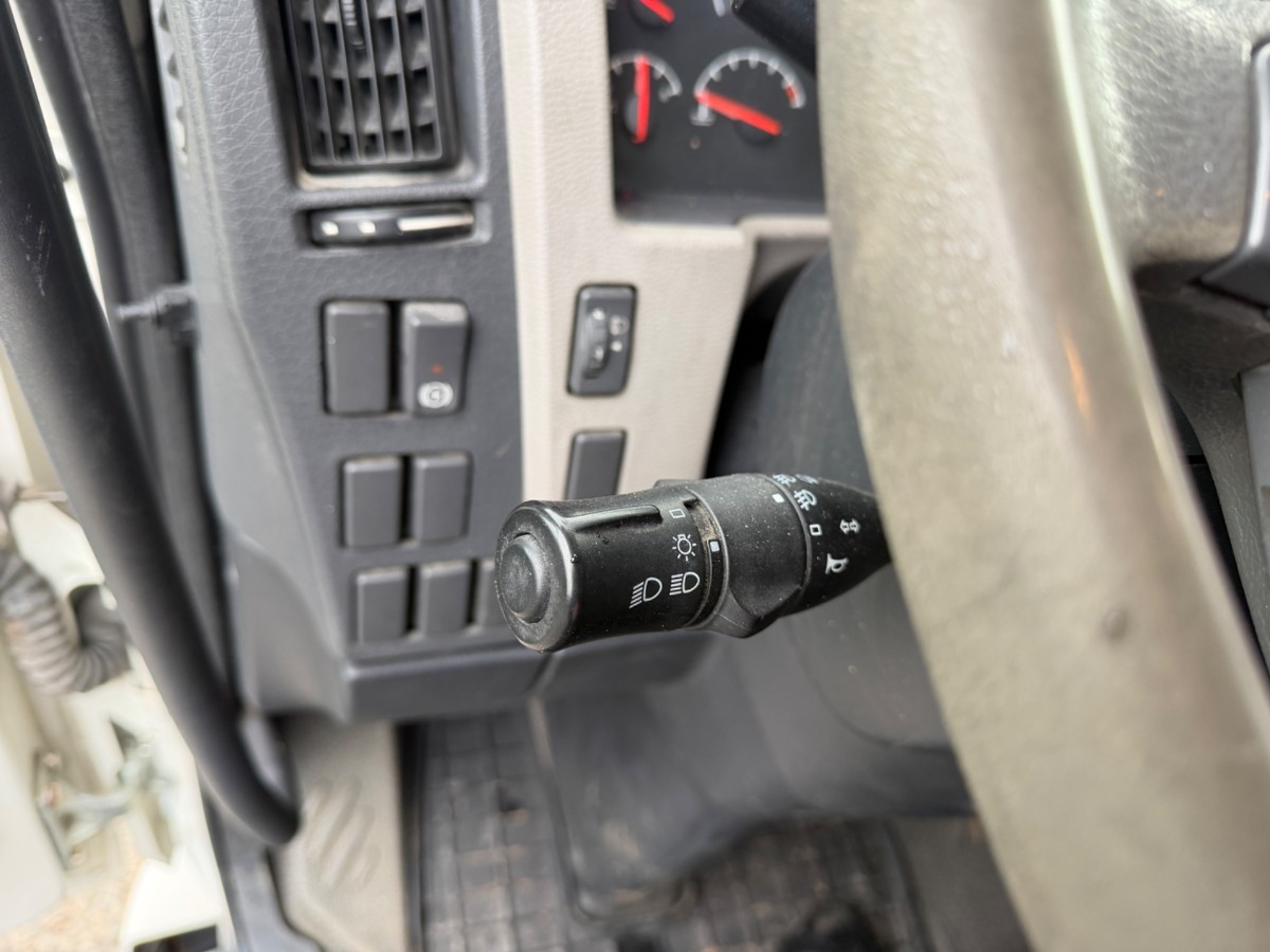 2009 Volvo FL240 4x2 skapbil med sideåpning – EU-godkjent til 31/5-2027 – 2 sett hjul