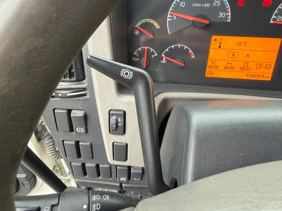 2009 Volvo FL240 4x2 skapbil med sideåpning – EU-godkjent til 31/5-2027 – 2 sett hjul