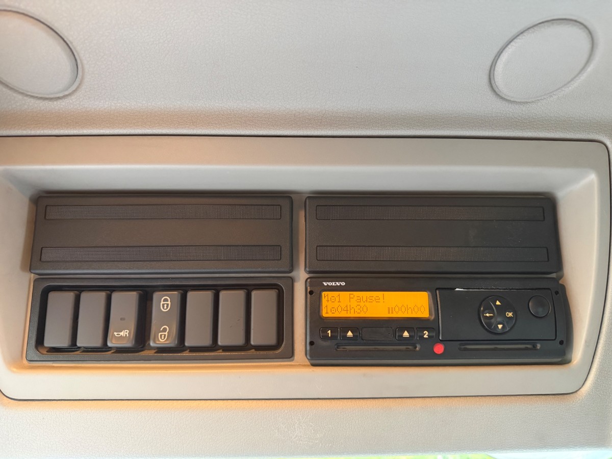 2009 Volvo FL240 4x2 skapbil med sideåpning – EU-godkjent til 31/5-2027 – 2 sett hjul