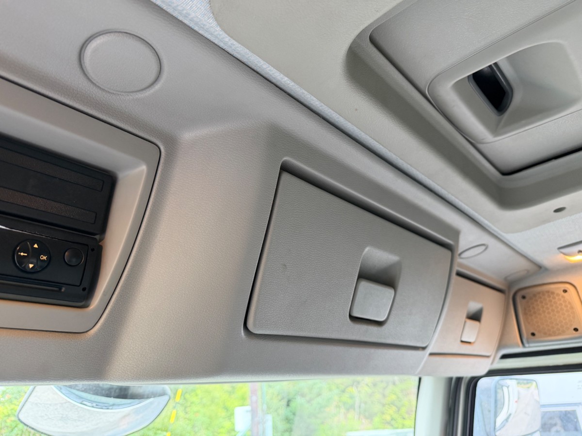 2009 Volvo FL240 4x2 skapbil med sideåpning – EU-godkjent til 31/5-2027 – 2 sett hjul