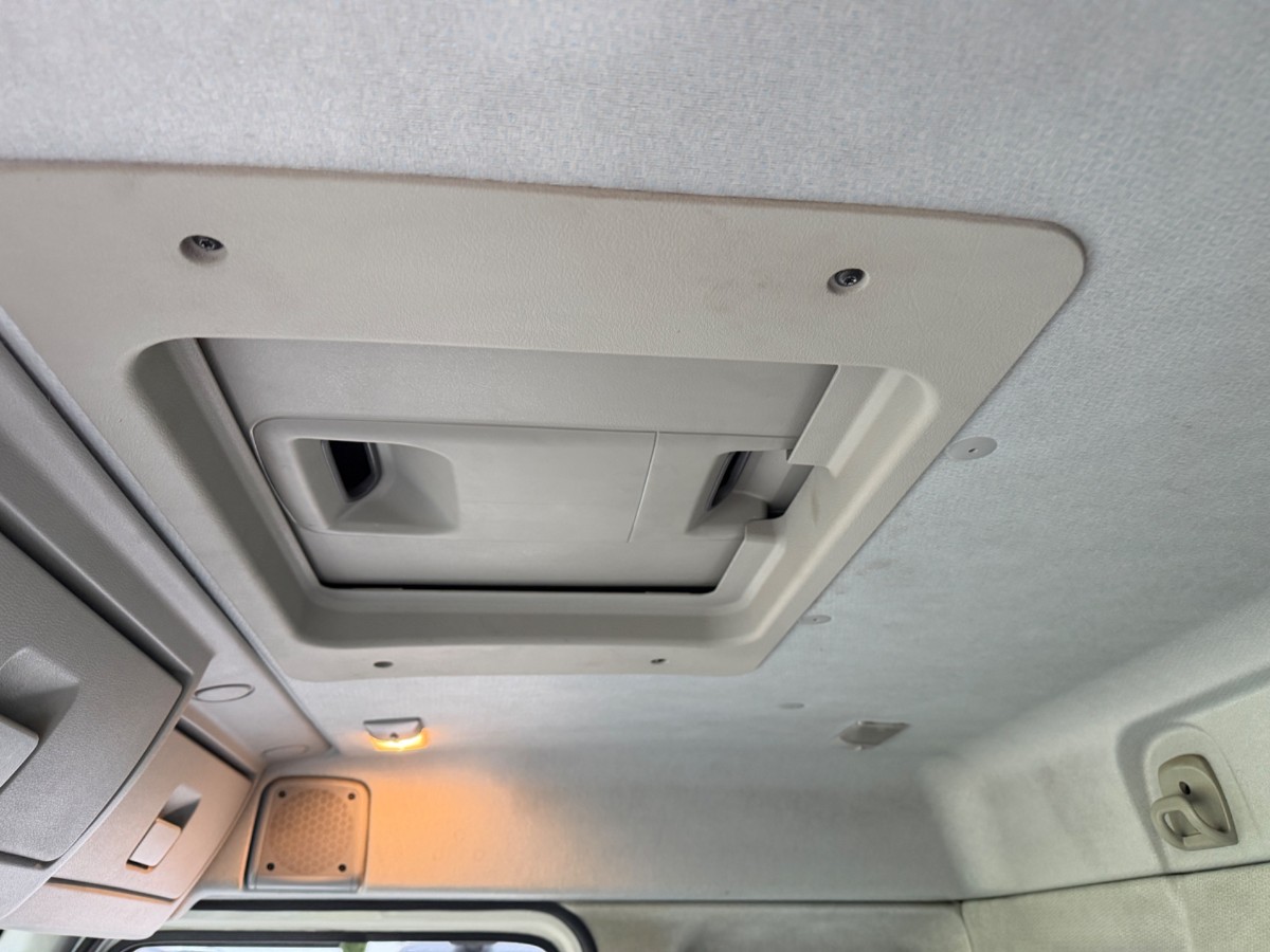 2009 Volvo FL240 4x2 skapbil med sideåpning – EU-godkjent til 31/5-2027 – 2 sett hjul
