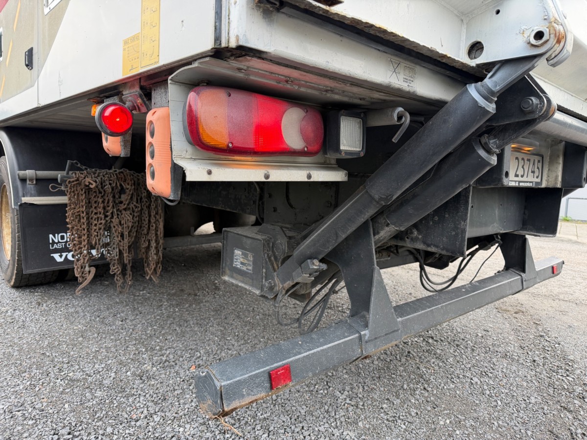 2009 Volvo FL240 4x2 skapbil med sideåpning – EU-godkjent til 31/5-2027 – 2 sett hjul