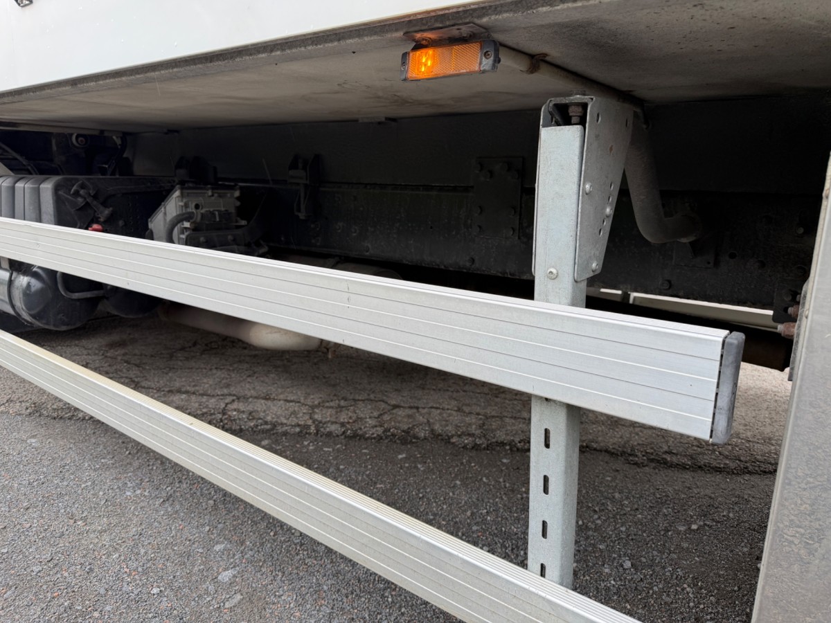 2009 Volvo FL240 4x2 skapbil med sideåpning – EU-godkjent til 31/5-2027 – 2 sett hjul