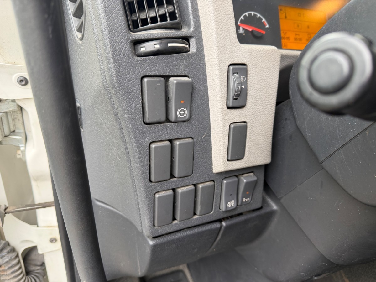 2009 Volvo FL240 4x2 skapbil med sideåpning – EU-godkjent til 31/5-2027 – 2 sett hjul
