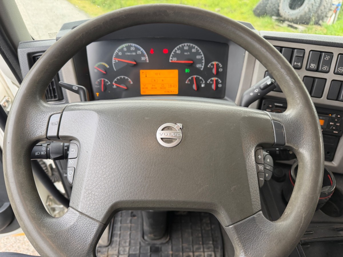 2009 Volvo FL240 4x2 skapbil med sideåpning – EU-godkjent til 31/5-2027 – 2 sett hjul