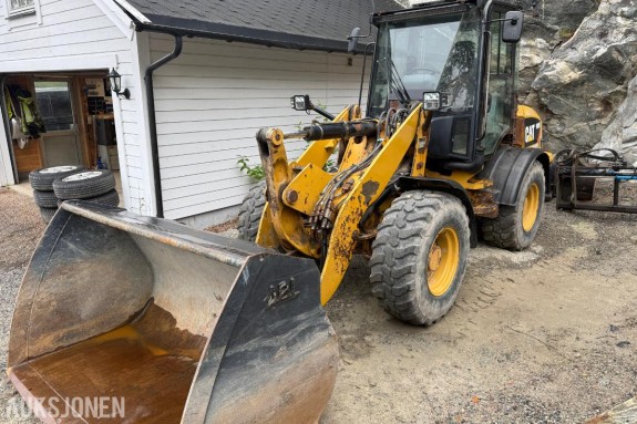 2012 CAT 908H hjullaster med ABL-skuff – 5288 timer