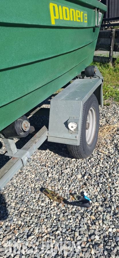 2004 pioner med 2025 motor og registrert gaupen henger