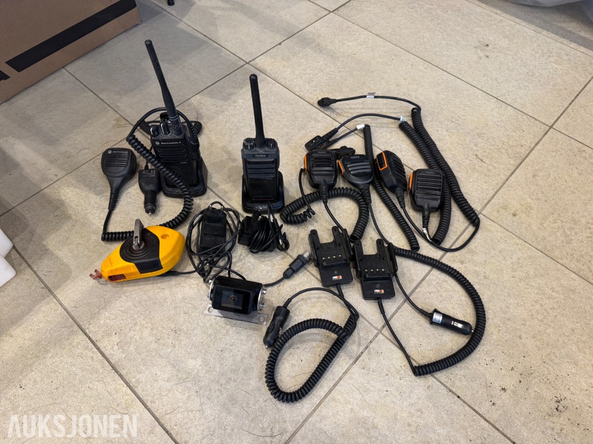 Pakke med Motorola og Hytera VHF-radioer, mikrofoner og tilbehør