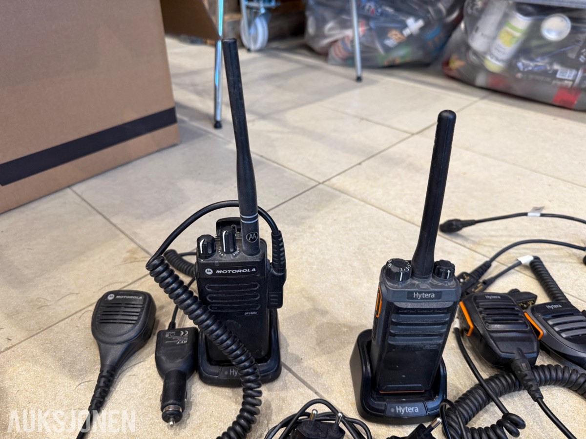 Pakke med Motorola og Hytera VHF-radioer, mikrofoner og tilbehør