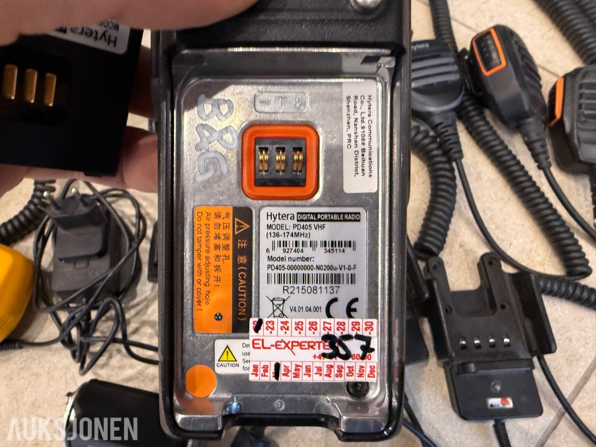 Pakke med Motorola og Hytera VHF-radioer, mikrofoner og tilbehør