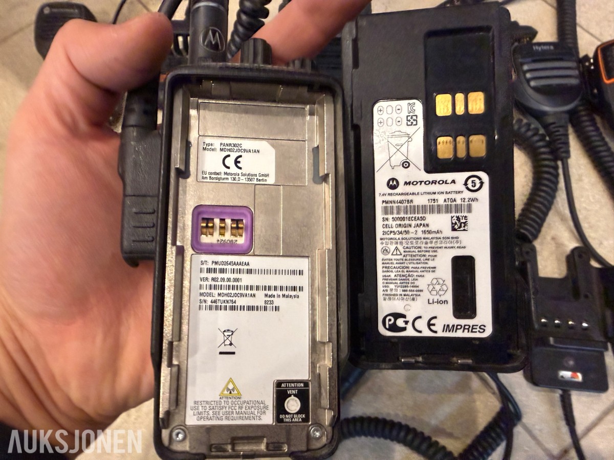 Pakke med Motorola og Hytera VHF-radioer, mikrofoner og tilbehør