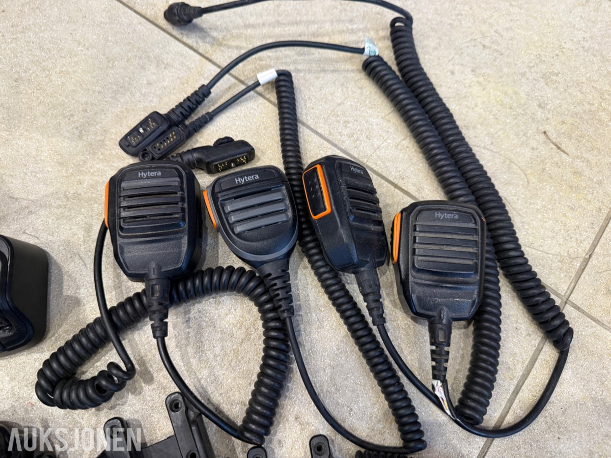 Pakke med Motorola og Hytera VHF-radioer, mikrofoner og tilbehør
