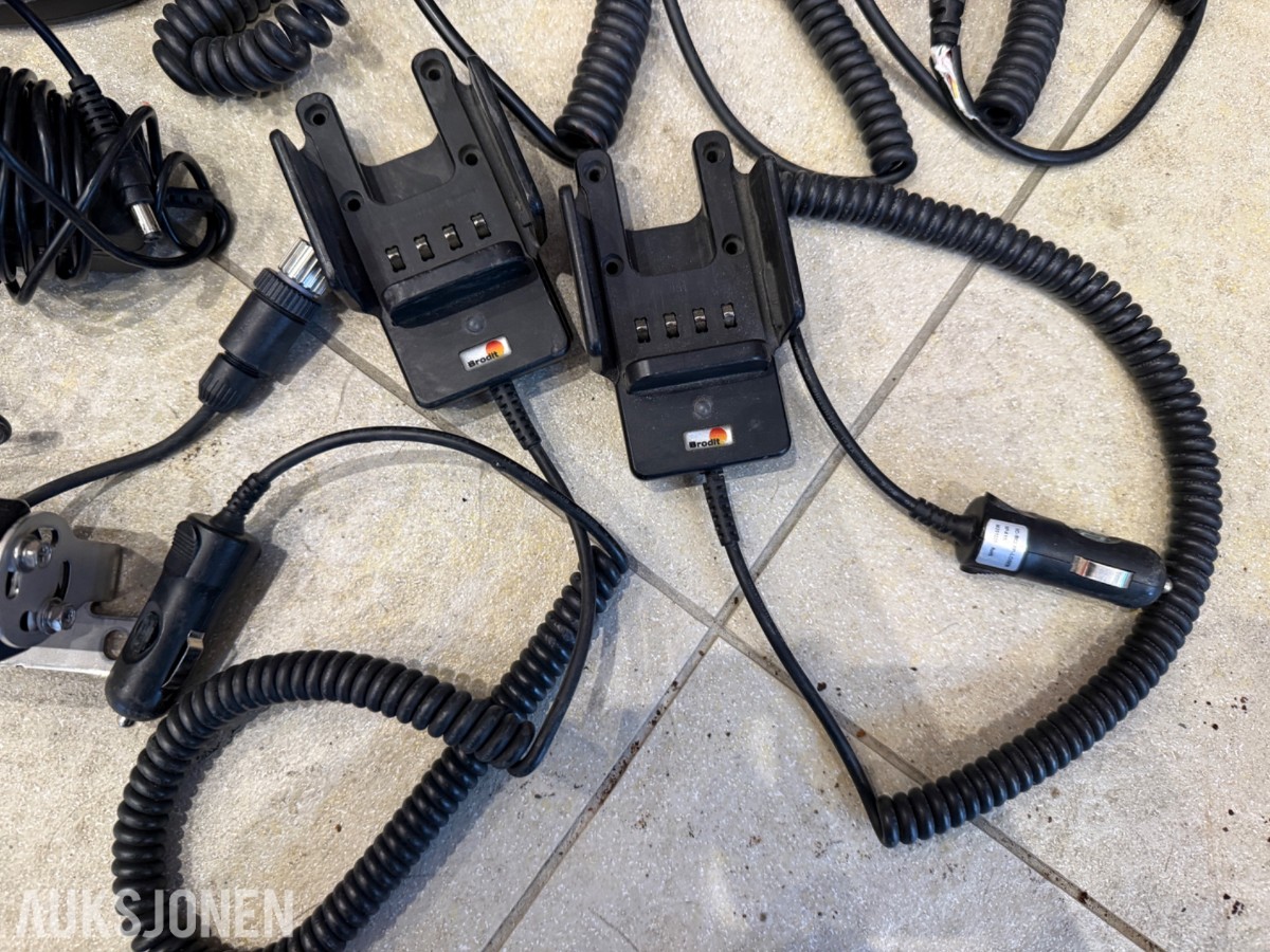 Pakke med Motorola og Hytera VHF-radioer, mikrofoner og tilbehør