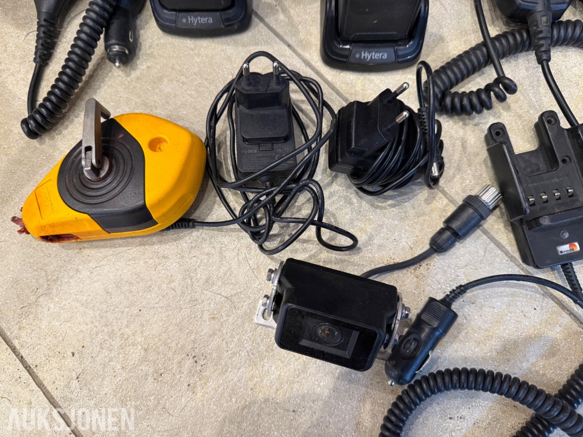 Pakke med Motorola og Hytera VHF-radioer, mikrofoner og tilbehør