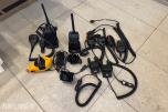 Pakke med Motorola og Hytera VHF-radioer, mikrofoner og tilbehør