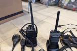 Pakke med Motorola og Hytera VHF-radioer, mikrofoner og tilbehør
