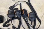 Pakke med Motorola og Hytera VHF-radioer, mikrofoner og tilbehør