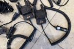 Pakke med Motorola og Hytera VHF-radioer, mikrofoner og tilbehør