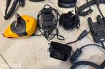 Pakke med Motorola og Hytera VHF-radioer, mikrofoner og tilbehør