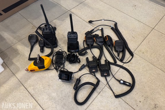 Pakke med Motorola og Hytera VHF-radioer, mikrofoner og tilbehør