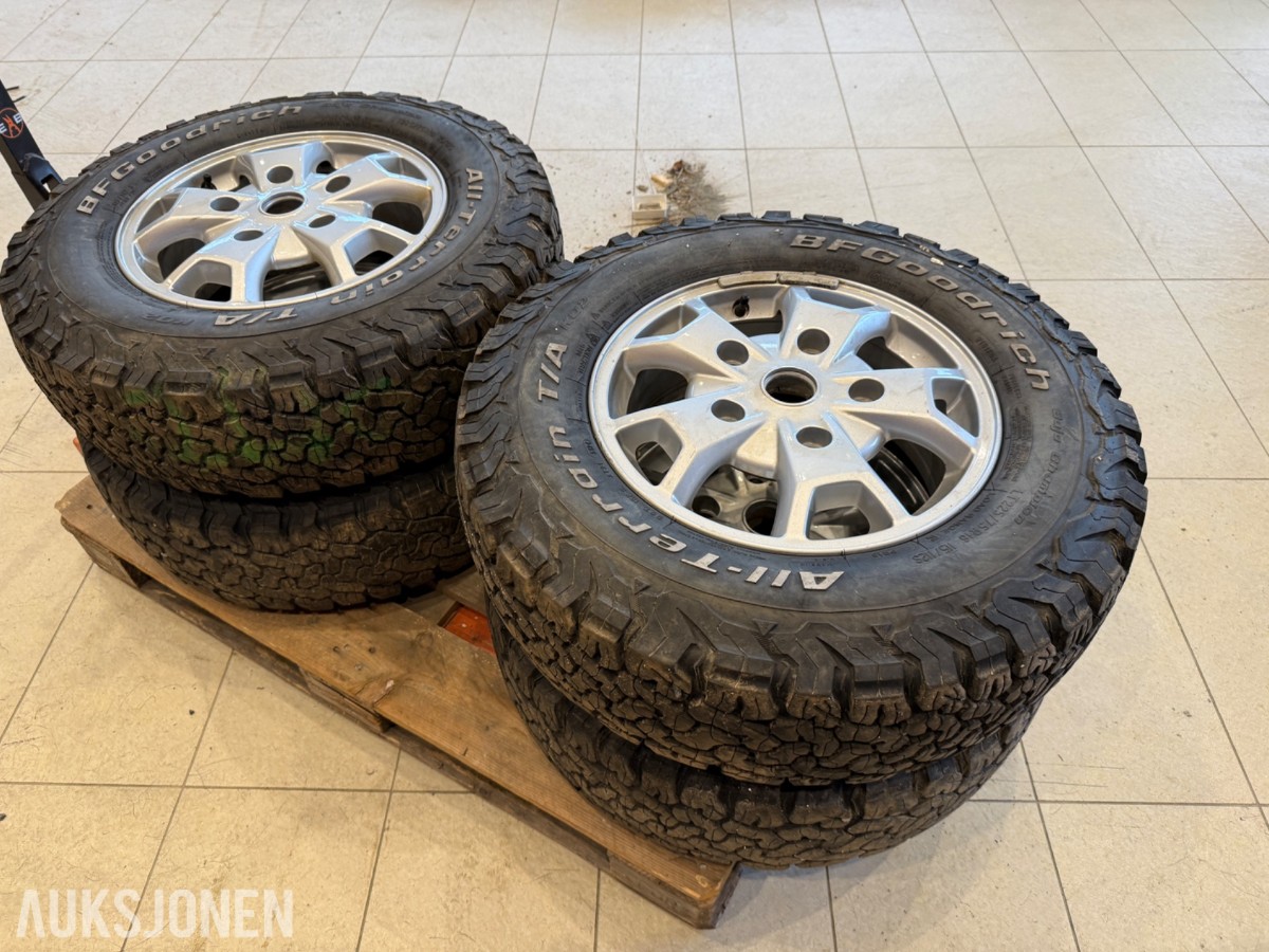 4 stk. BFGoodrich All-Terrain T/A 225/75 R16 på aluminiumsfelg