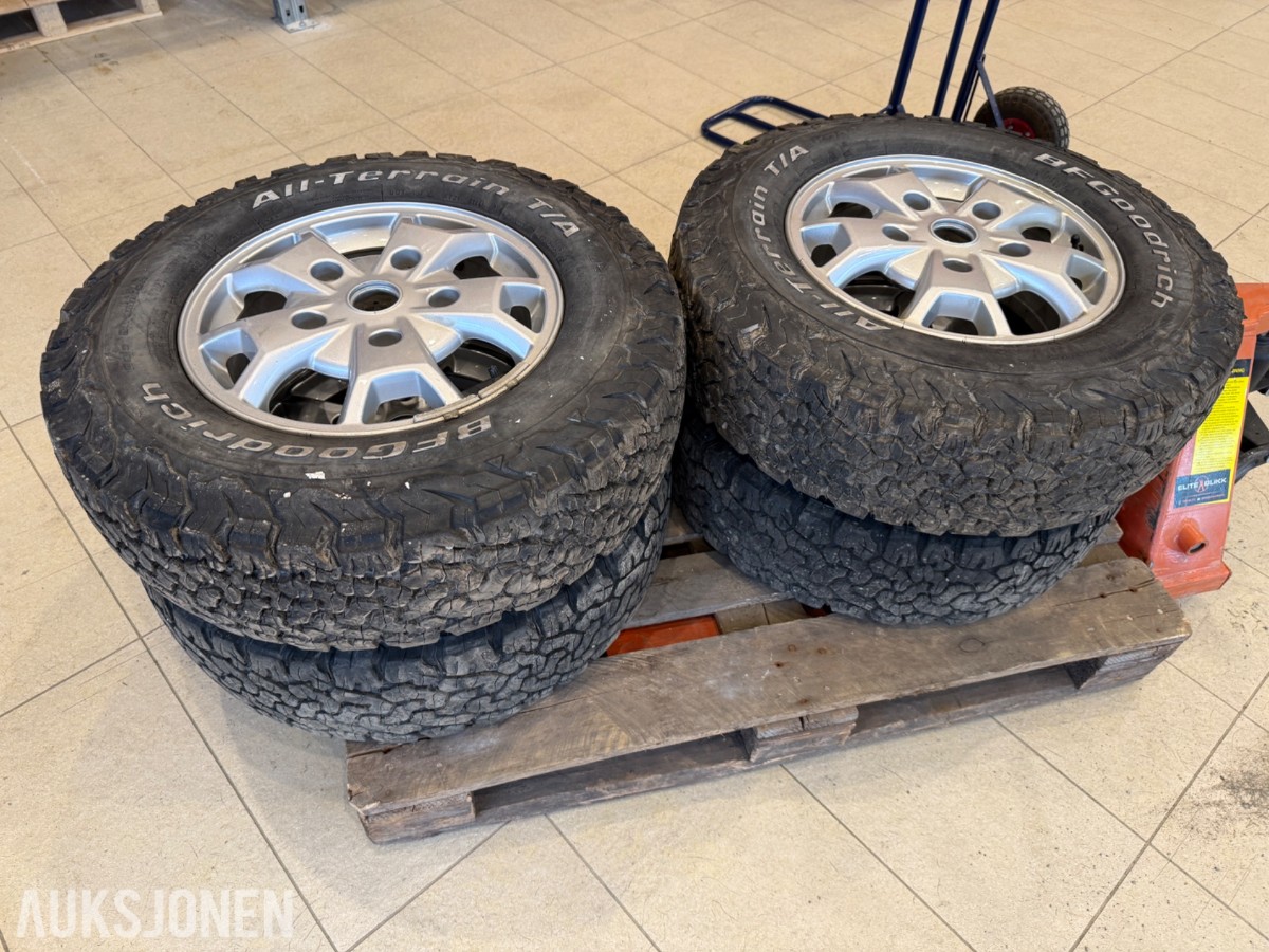 4 stk. BFGoodrich All-Terrain T/A 225/75 R16 på aluminiumsfelg