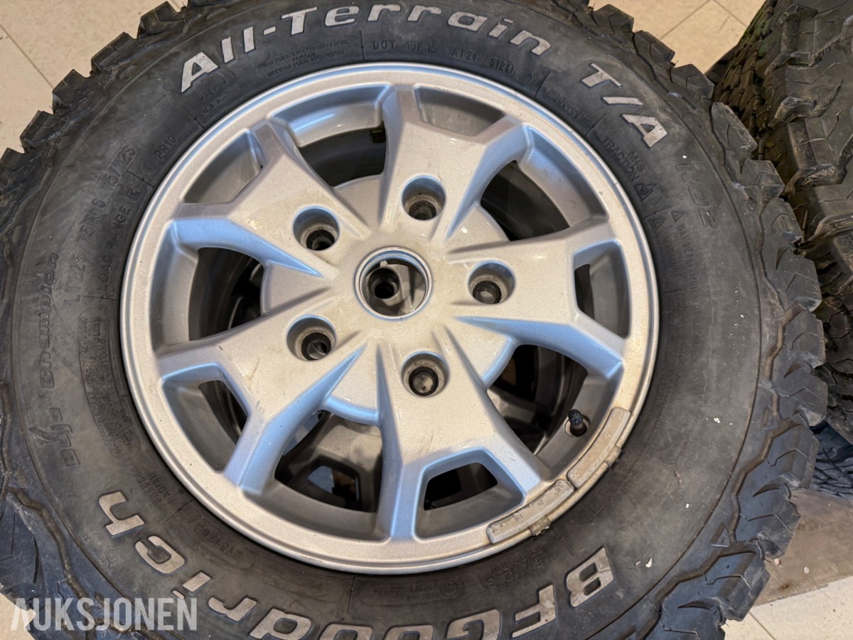 4 stk. BFGoodrich All-Terrain T/A 225/75 R16 på aluminiumsfelg