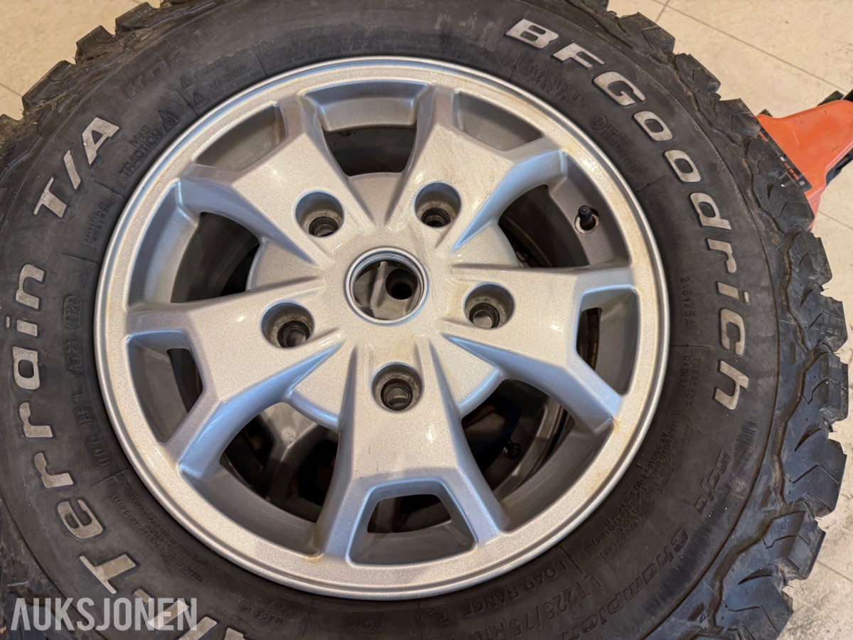 4 stk. BFGoodrich All-Terrain T/A 225/75 R16 på aluminiumsfelg