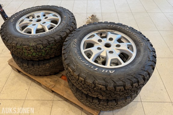 4 stk. BFGoodrich All-Terrain T/A 225/75 R16 på aluminiumsfelg