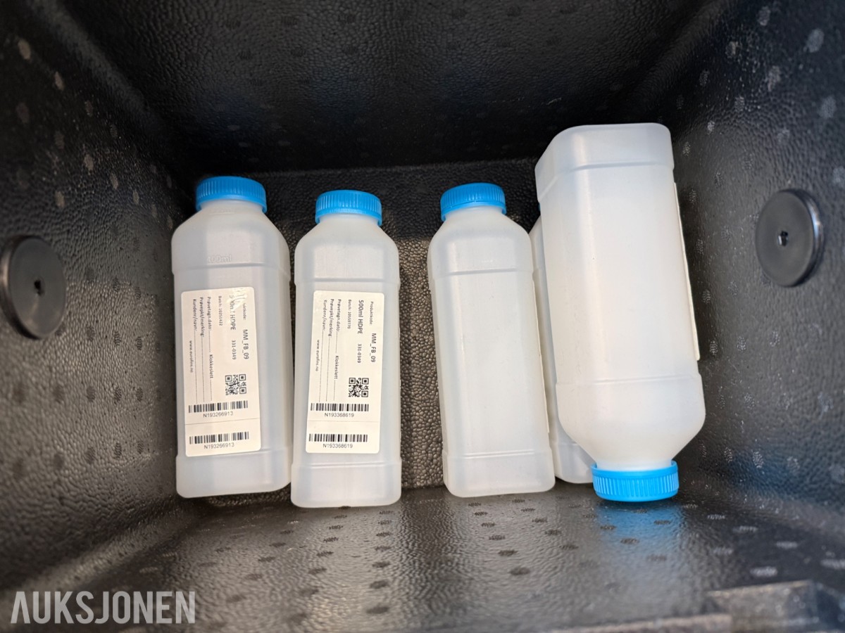 Parti med prøveflasker, prøvetakingsutstyr og laboratoriemateriell