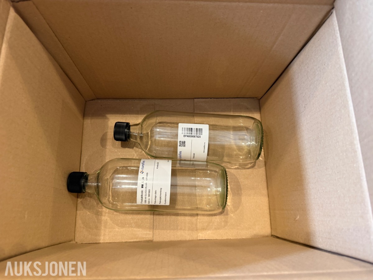 Parti med prøveflasker, prøvetakingsutstyr og laboratoriemateriell