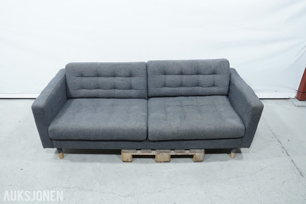 Grå 2-seters sofa med treben