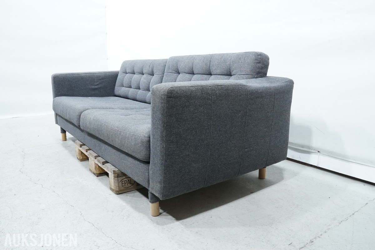 Grå 2-seters sofa med treben
