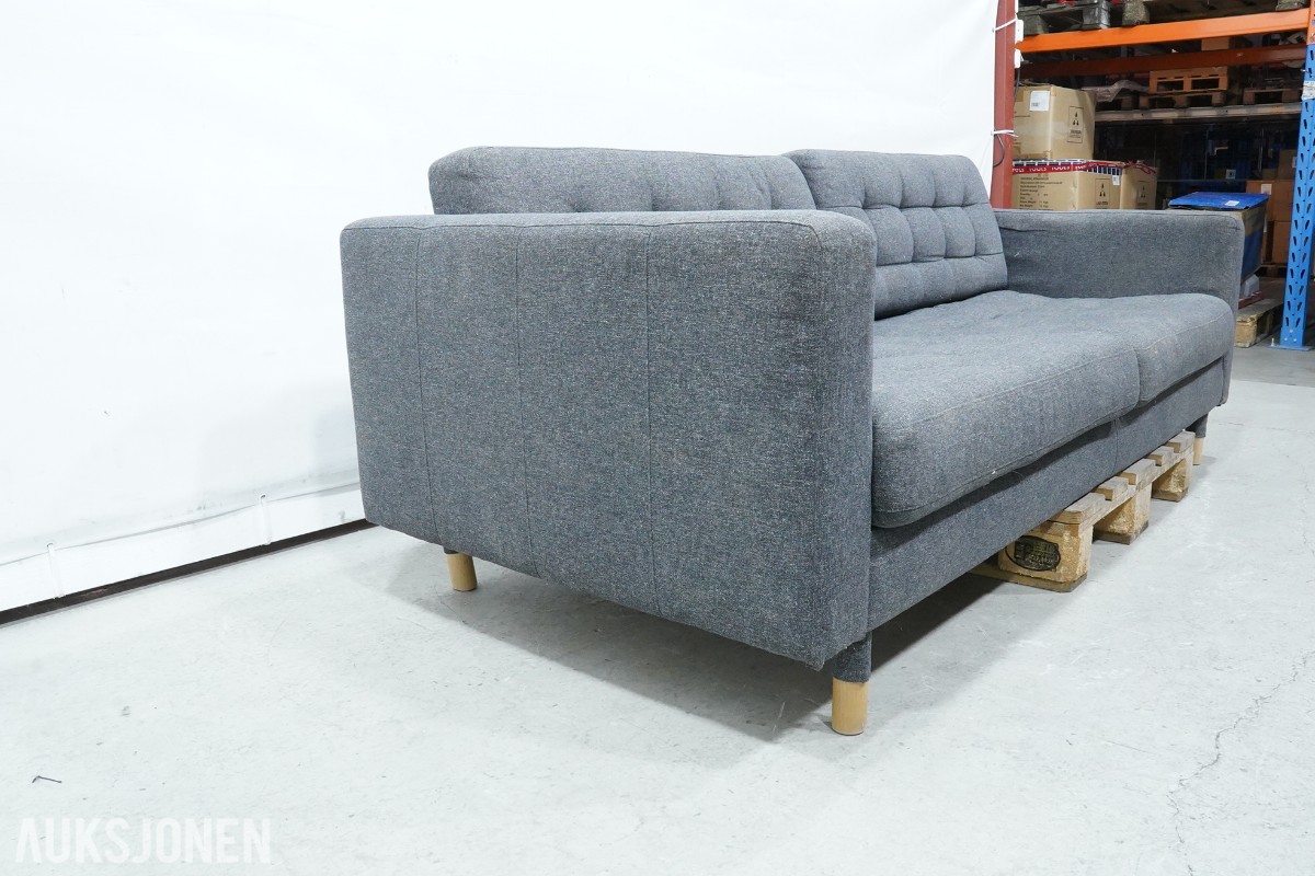 Grå 2-seters sofa med treben