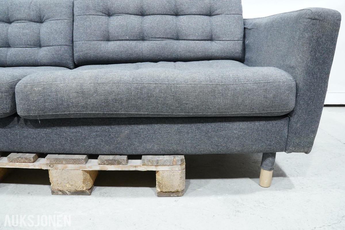 Grå 2-seters sofa med treben