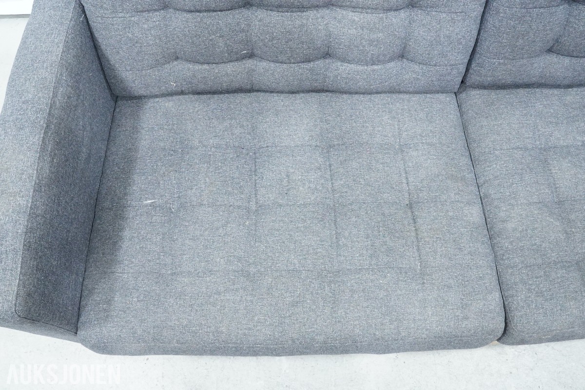 Grå 2-seters sofa med treben