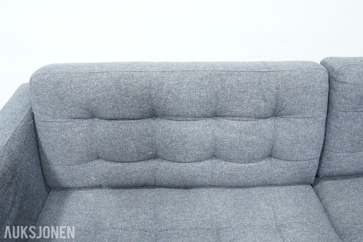 Grå 2-seters sofa med treben