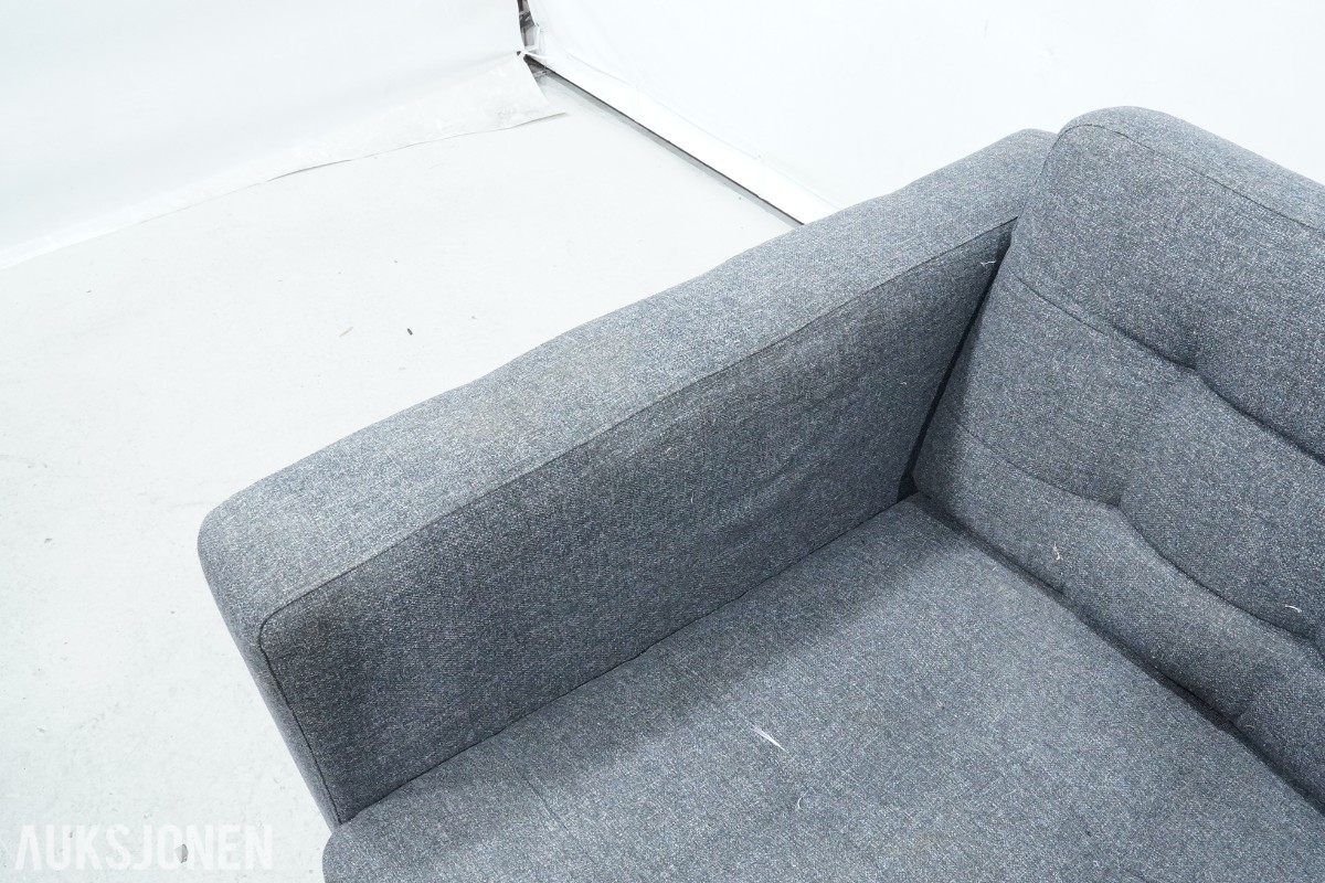 Grå 2-seters sofa med treben