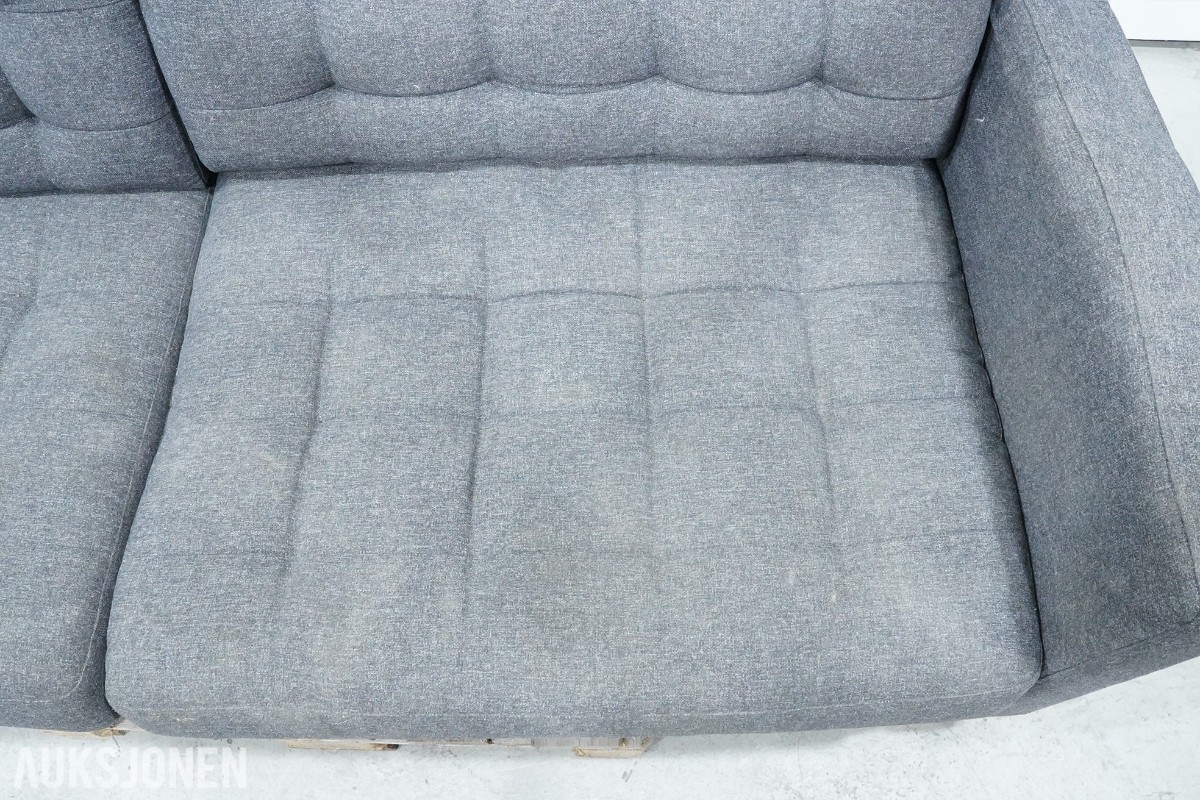 Grå 2-seters sofa med treben