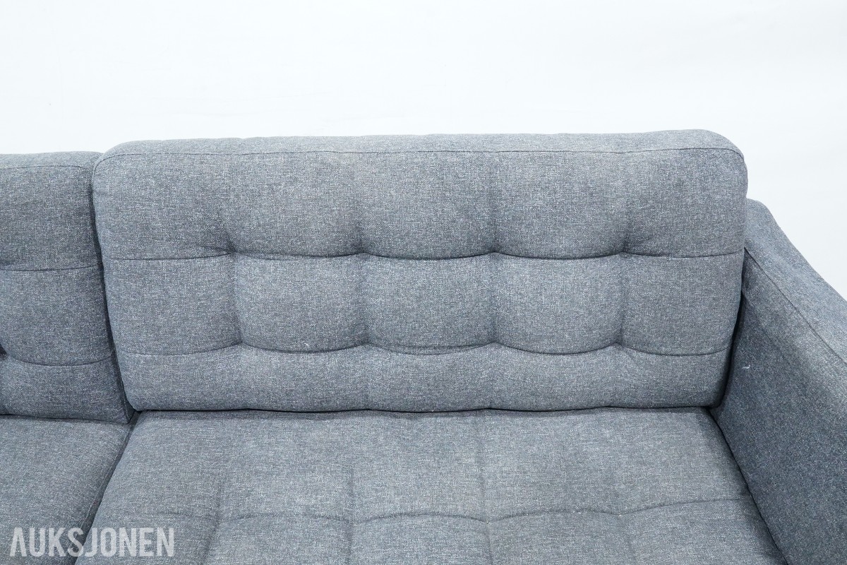 Grå 2-seters sofa med treben