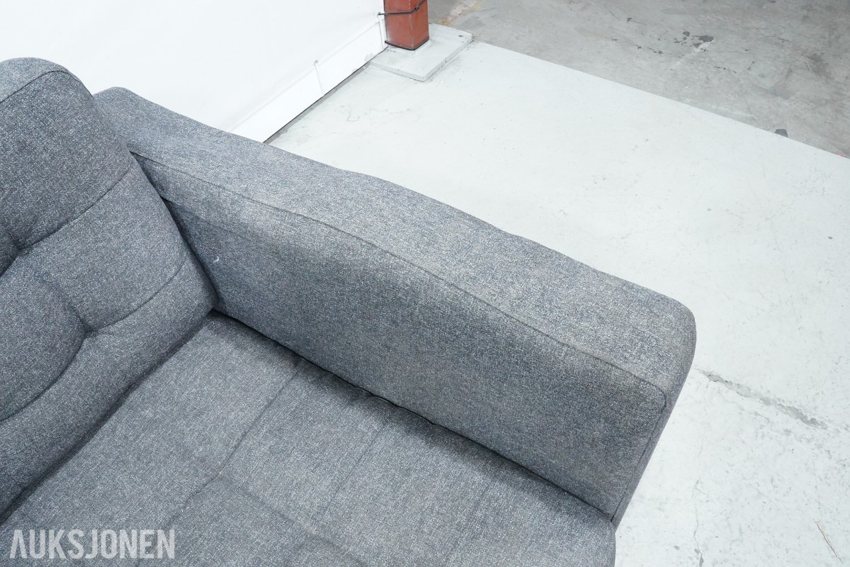 Grå 2-seters sofa med treben