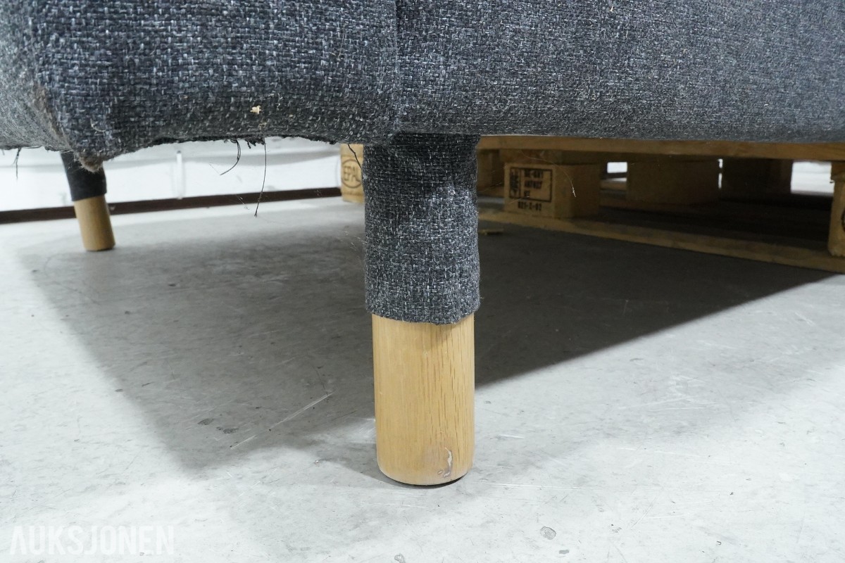 Grå 2-seters sofa med treben