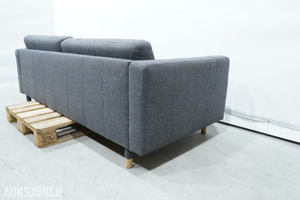 Grå 2-seters sofa med treben