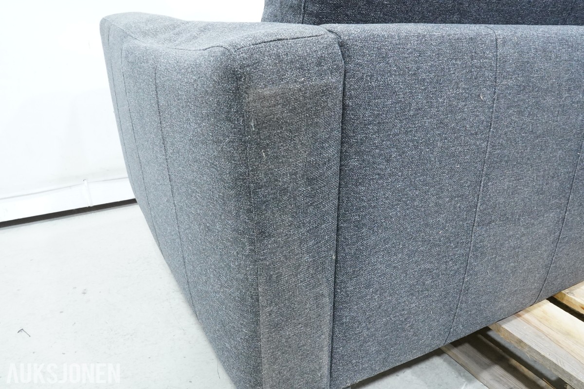 Grå 2-seters sofa med treben