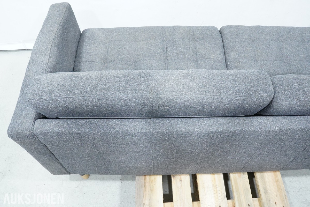 Grå 2-seters sofa med treben