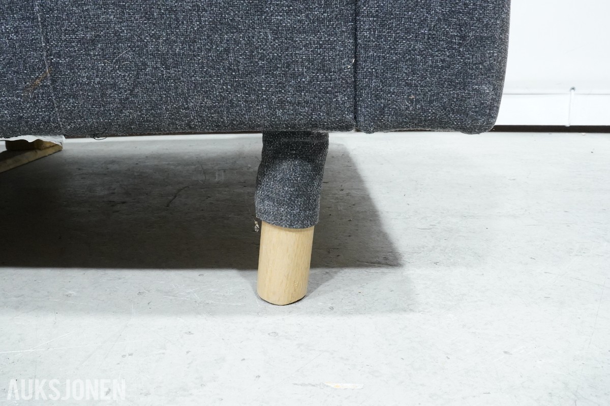 Grå 2-seters sofa med treben