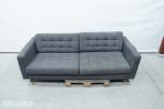 Grå 2-seters sofa med treben